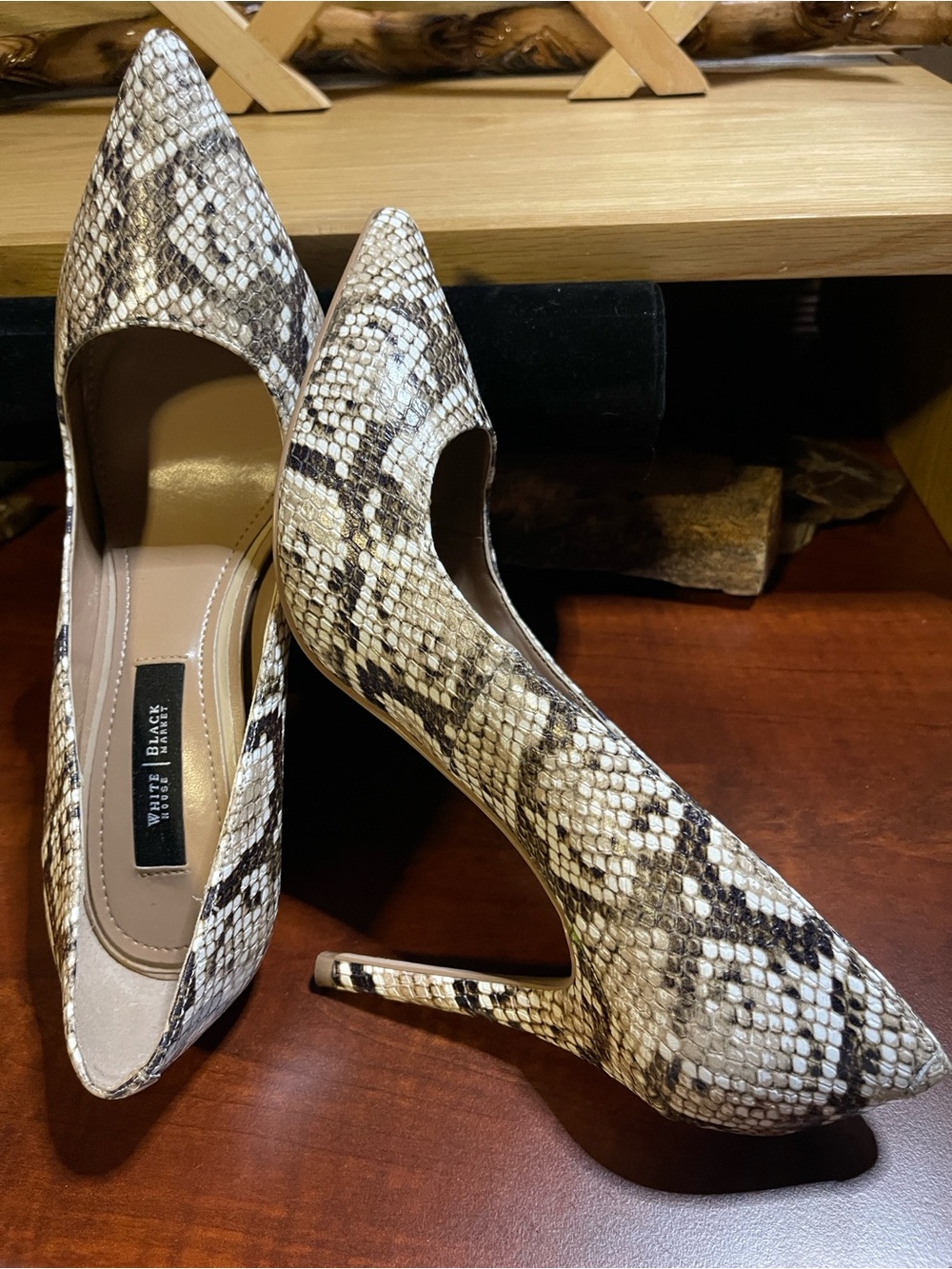 White House Black Market Sz 7M “Olivia “ Neutral Snakeskin Print 4” Stiletto